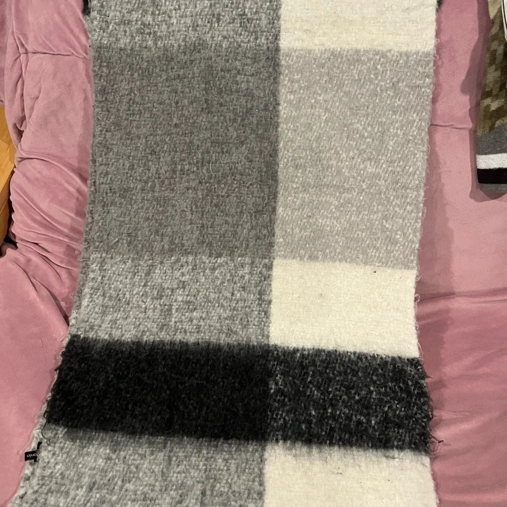 Antonio super fluffy grey plaid scarf